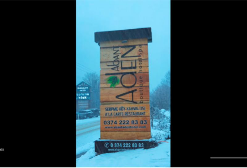 Enjoy breakfast against the backdrop of falling snow on Aden's nostalgia-themed terrace. 🌲